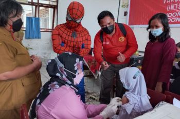 BINDA Sumut hadirkan spidermen saat vaksinasi anak usia 6-11 tahun,  wow anak-anak tidak takut divaksin