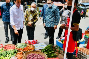 Presiden Jokowi bagikan bantuan untuk pedagang di Pasar Sederhana Bandung