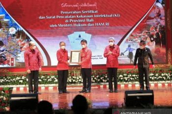 Garam Kusamba terima Sertifikat dan Surat KI dari MenkumHAM