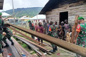 TNI karya bakti bantu pembangunan rumah warga Deiyai