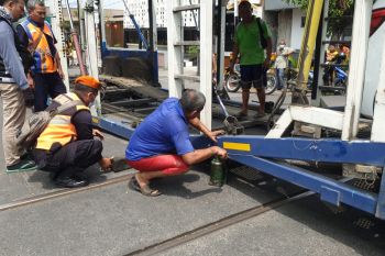 Petugas KAI evakuasi truk tersangkut rel di perlintasan Kediri