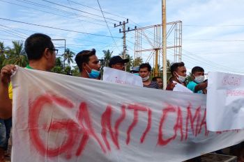 Ratusan warga Lengayang Pesisir Selatan unjuk rasa menuntut camat mundur