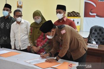 KPU Kampar teken pakta integritas, berjanji  tidak akan KKN dan terima imbalan