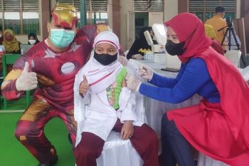 Nakes berkostum superhero saat melakukan vaksinasi anak di Jepara