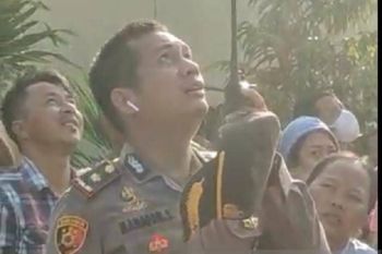"Sayang ayo turun" rayu Kapolsek Tenayan Raya ke perempuan ini agar turun dari tower SUTET