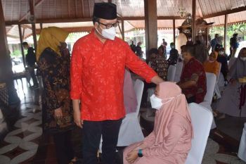 Pemkab Banyumas salurkan bantuan untuk anak yatim korban COVID-19
