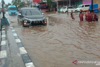 Banjir di jalan poros Makassar-Maros menghambat arus lalu lintas