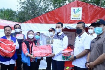 Wabub Majene serahkan bantuan kepada korban gempa di Desa Mekkatta