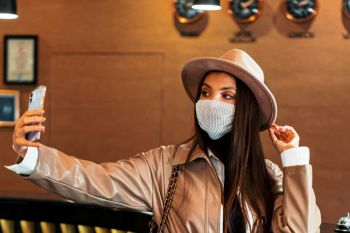 Masker disebut dapat membuat orang terlihat lebih menarik
