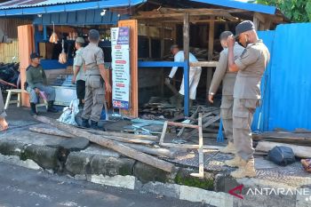 Satpol PP dan Pemadam Kebakaran Agam tertibkan bangunan di fasilitas umum