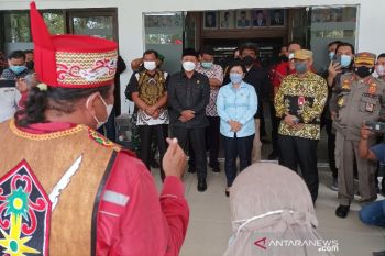 Tangis warga pecah di kantor DPRD Kotim adukan perusahaan sawit