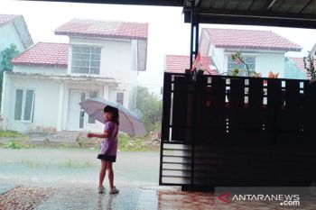 Warga bantaran kali waspadai banjir bandang akibat hujan lebat
