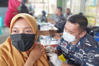 Lanal Tolitoli laksanakan "Serbuan Vaksinasi Maritim" di TPI Tanjung