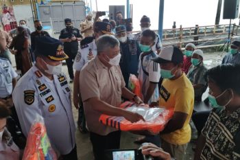 Kemenhub bagikan jaket keselamatan secara gratis untuk nelayan di Parepare