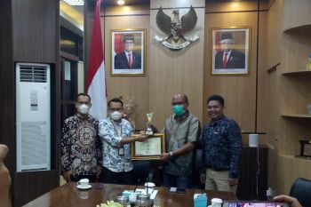 Ketua DPRD Sumbar terima penghargaan dari KPID Sumbar