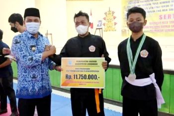 Atlet dan pelatih berprestasi Lamandau terima penghargaan