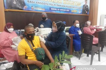 Ratusan anggota Polres Kediri Kota divaksin COVID-19 penguat