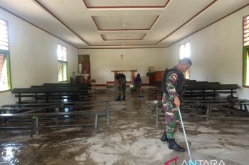 Satgas TNI Yonif 711 bersihkan gereja di perbatasan RI-PNG