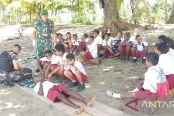 Satgas Yonif 123 ajarkan penanganan gigitan ular ke anak SD perbatasan