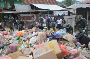 Prajurit Korem 172/PWY kerja bakti di lokasi bekas banjir di Abepura
