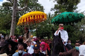 Tokoh adat Lampung sambut Ganjar Pranowo dengan prosesi adat hingga pemberian pin emas