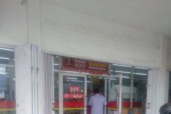 Warga Baturaja serbu Alfamart beli minyak  goreng Rp14.000/liter