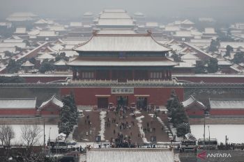 Ribuan warga Beijing berbondong daki puncak Jingshan