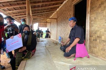 Mensos spontan serahkan bantuan Rp100 juta kepada warga suku Baduy