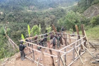 Satgas TNI Yonif 114 bangun rumah adat honai warga Nduga Papua