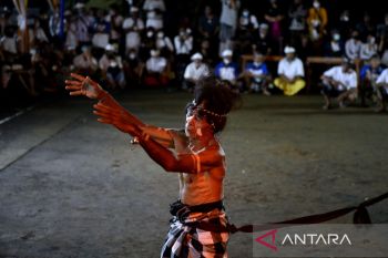 Warga desa adat di Karangasem lestarikan Tari Sanghyang
