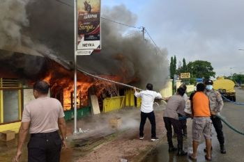 Polisi tangani kebakaran hanguskan tiga unit kios Merauke