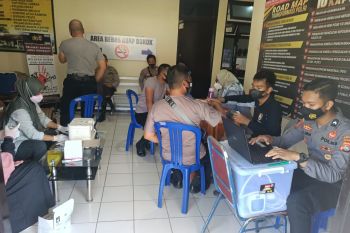 Ratusan anggota Polres Loteng disuntik vaksin COVID-19 penguat