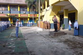 Polisi beri motivasi dan arahan kepada siswa dan siswi di SMK 3 Bandarlampung