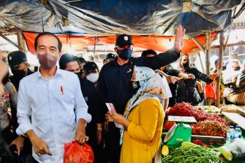 Presiden Jokowi beri bantuan modal bagi pedagang di Pasar Baru Tanjung Enim
