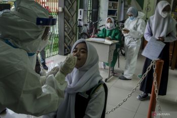 Di Indonesia, Kasus COVID-19 bertambah 7.010