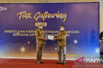 Dikbud Sultra terima penghargaan dari KPP Pratama Kendari
