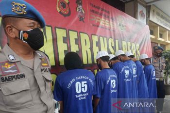 Polisi tangkap enam pelajar di Cirebon yang viral acungkan senjata tajam