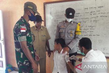 Bhabinkamtibmas Polsek Kilo berikan edukasi vaksinasi COVID-19 aman