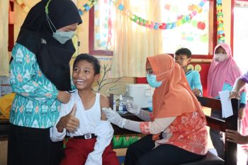 Polisi menggelar trauma healing anak percepat vaksinasi di Lombok Tengah