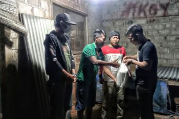 Perkumpulan Agus Agus Bersaudara Indonesia beri bantuan sembako kepada korban angin kencang