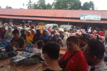 Pasar murah minyak goreng di Pasar Terminal Antokan Agam diserbu pembeli