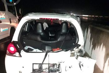 Hilang kendali, mini bus terguling di Tol Permai, satu tewas