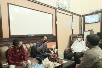 Ruandu masih jumpai videotron memutar iklan rokok di Padang