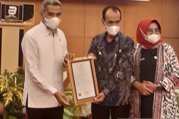 Pemkab Solok Selatan terima sertifikat kekayaan intelektual "Saluang Panjang"