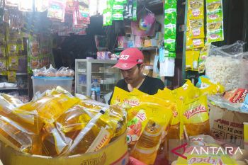 Harga minyak goreng di pasar tradisional Bengkulu belum stabil