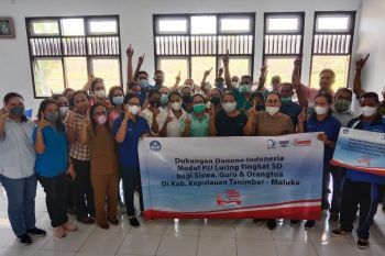 SGM Eksplor-Indomaret salurkan bantuan pendidikan