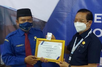 Pengemudi bus ini tak menyangka aksinya viral dan diganjar penghargaan