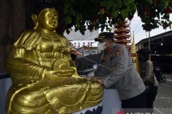 Anggota TNI-Polri Bersih-Bersih Vihara Jelang Imlek