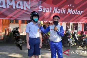 Honda Edukasi #Cari_Aman kepada Pelajar SMP N 7 Manado dan SMA N 7 Manado
