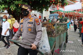 Puluhan aparat gabungan TNI-Polri Bandarlampung bersih-bersih klenteng